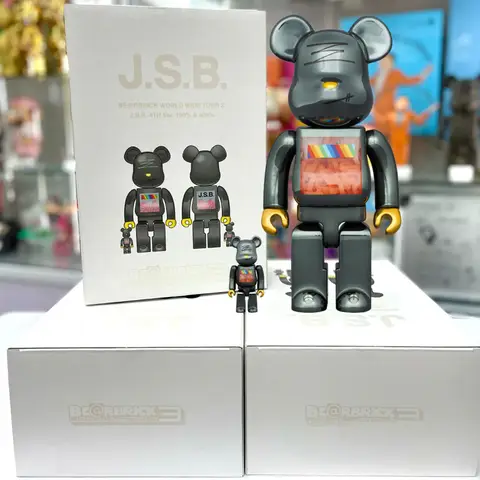 Conjunto de dos figuras Bearbrick 100% y 400% J.S.B 4ª Versión sobre un fondo neutro