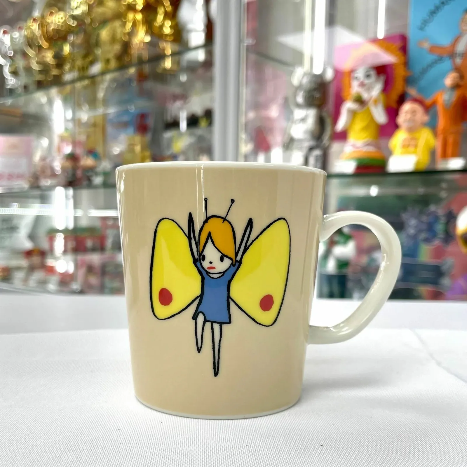 Taza blanca de Yoshitomo Nara con un dibujo icónico del artista