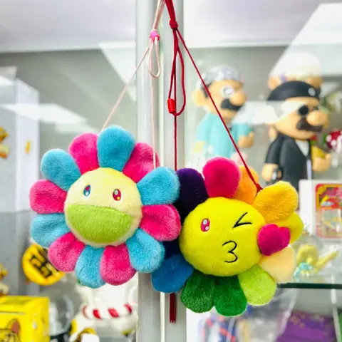 Bolso Murakami Flower Bag, patrón Emoji No1 Kiss con flores rosas y azules, estilo pop art.