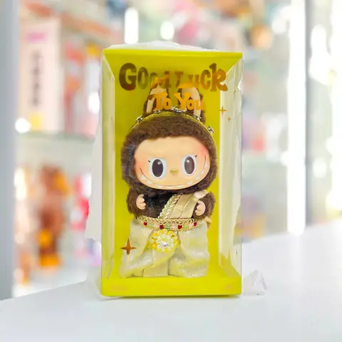 Colgante de vinilo y peluche Labubu 'Good Luck to You', un pequeño monstruo estilizado con cuernos y expresión amistosa.
