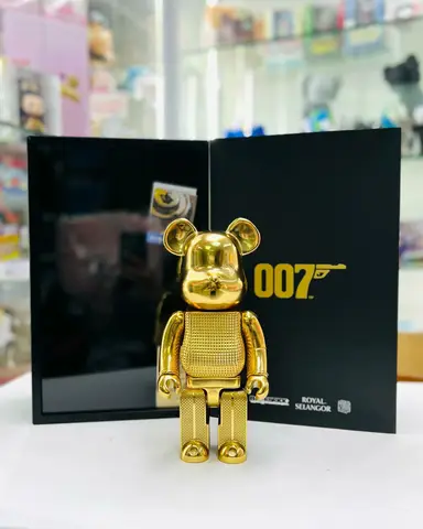 Figura BE@RBRICK 400% Royal Selangor 007, una edición de peltre que representa a James Bond