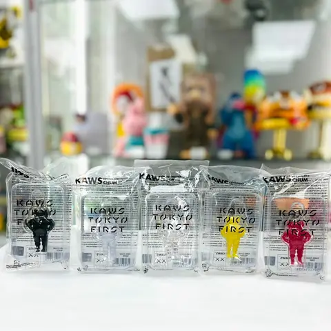 Conjunto de cinco llaveros KAWS Chum, surtido de colores: transparente, blanco, negro, amarillo, rosa