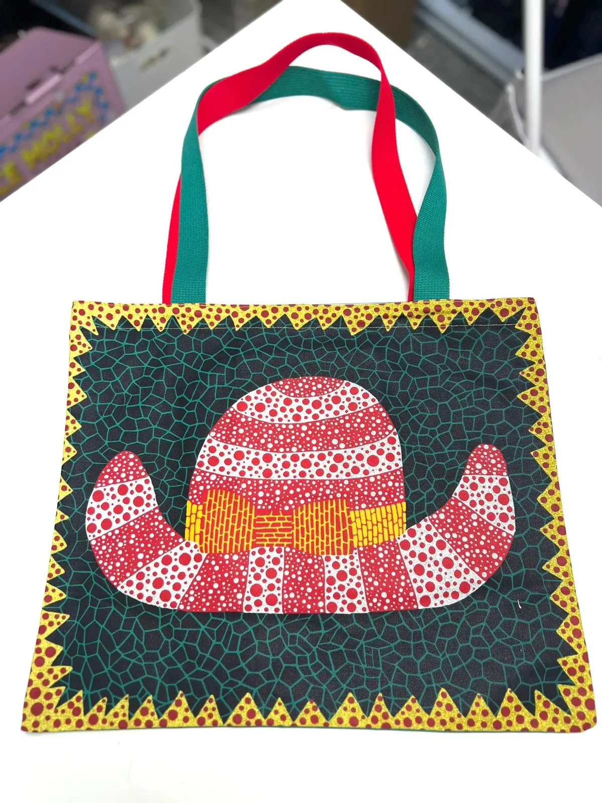 Bolso 'Sombrero' de Yayoi Kusama de la serie Print Works, objeto de arte