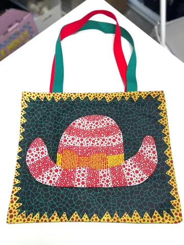 Bolso 'Sombrero' de Yayoi Kusama de la serie Print Works, objeto de arte