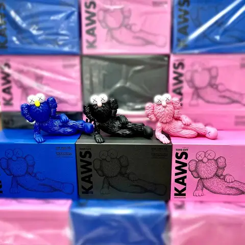 Conjunto de tres figuras KAWS Time Off en colores azul, rosa y negro.