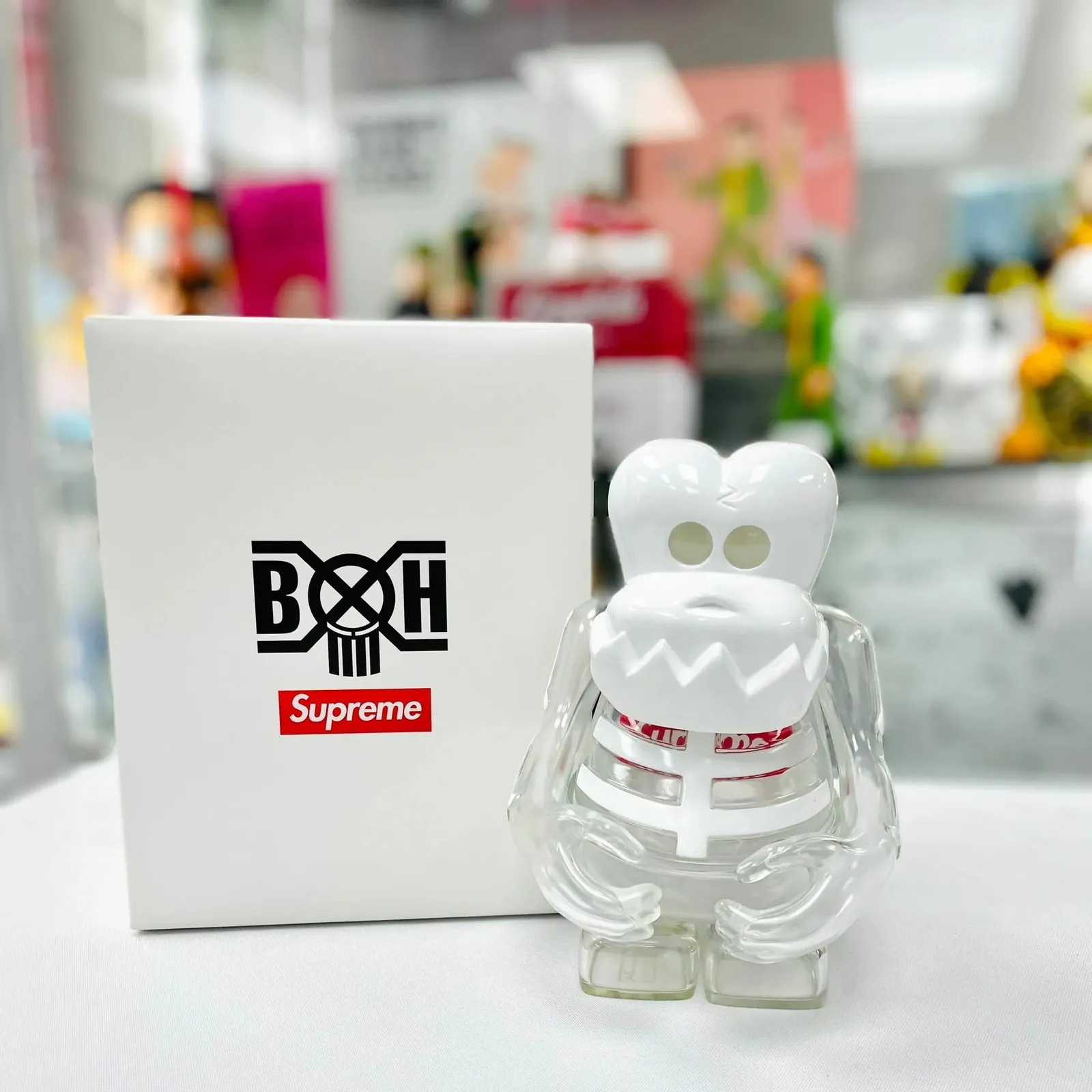 Figura Supreme x Bounty Hunter Skull-Kun, representando un cráneo estilizado, 17,7 cm de altura.
