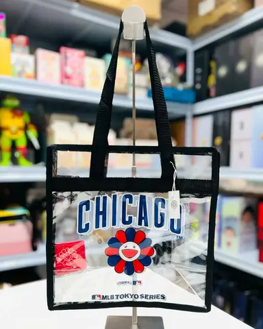 Bolso tote Takashi Murakami x MLB Tokyo Series - Chicago Cuba Red con patrones florales y logotipos.
