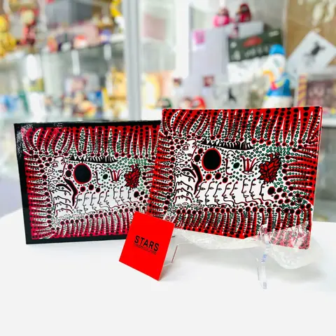 Plato de porcelana de Yayoi Kusama con la inscripción « Las mujeres esperan el amor, pero los hombres siempre se alejan »