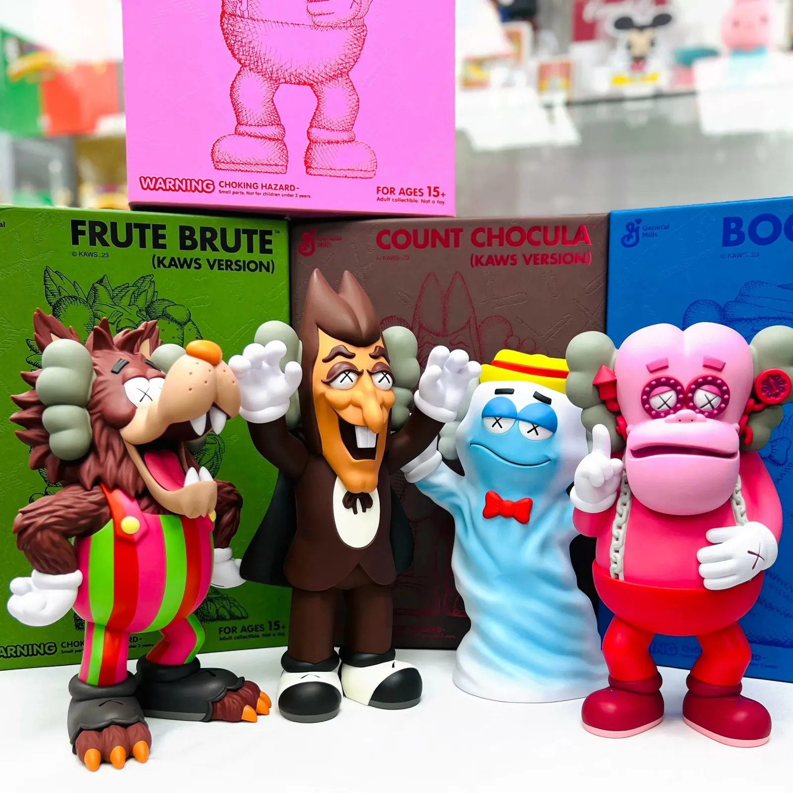 KAWS Monsters Figurenserie, darstellend BooBerry, FrankenBerry und Countchocula, groß