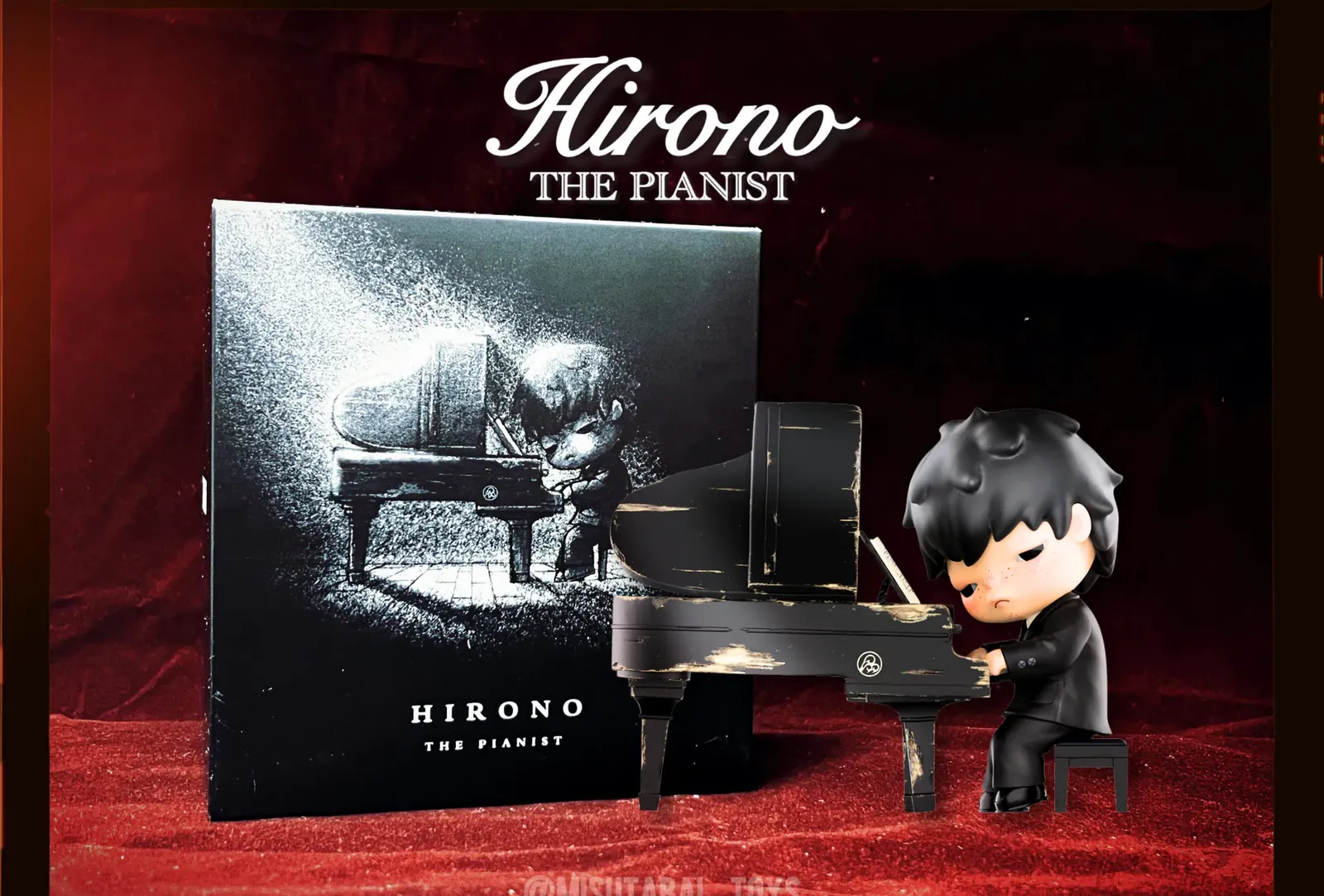 Hirono Der Pianist Figur, eine stilisierte Figur, die an einem schwarzen Klavier sitzt und spielt.