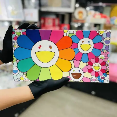 Plato decorativo de porcelana blanca con coloridos patrones florales sonrientes, diseño de Takashi Murakami