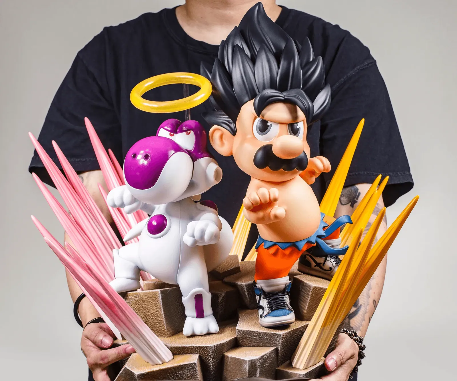Gran figura coleccionable estilizada de vinilo y PVC, que representa a un personaje masculino con accesorios distintivos
