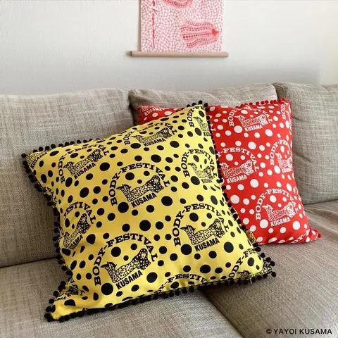 Funda de cojín decorativa de Yayoi Kusama, con patrón de lunares en amarillo y negro o rojo y blanco.