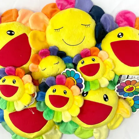Escultura Takashi Murakami Flower Frazzled de 26 cm con colores del arcoíris sobre un fondo blanco.