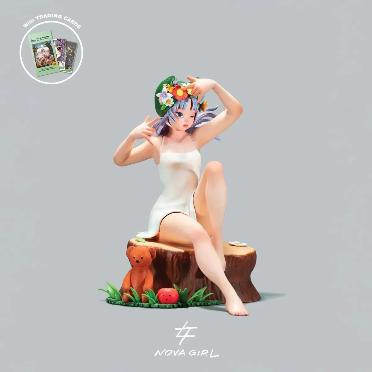 Figurine Nova Girl de Little Thunder, une jeune femme stylisée avec des cheveux bleus et un casque, en vinyle.