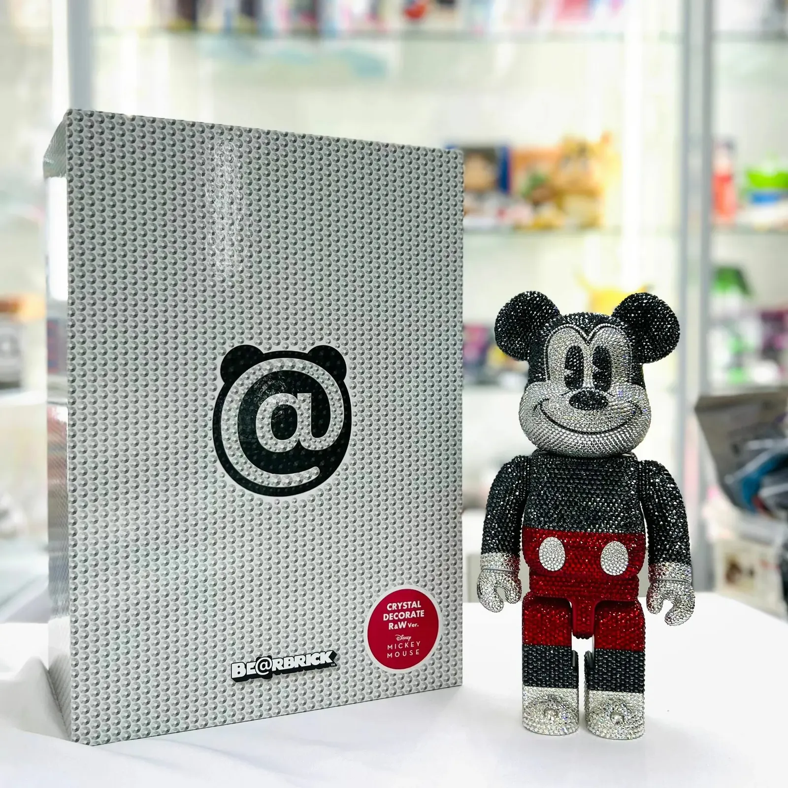Bearbrick 400% Mickey Mouse Crystal Decorate R&W Figur, mit einer glänzenden rot-weißen Oberfläche.