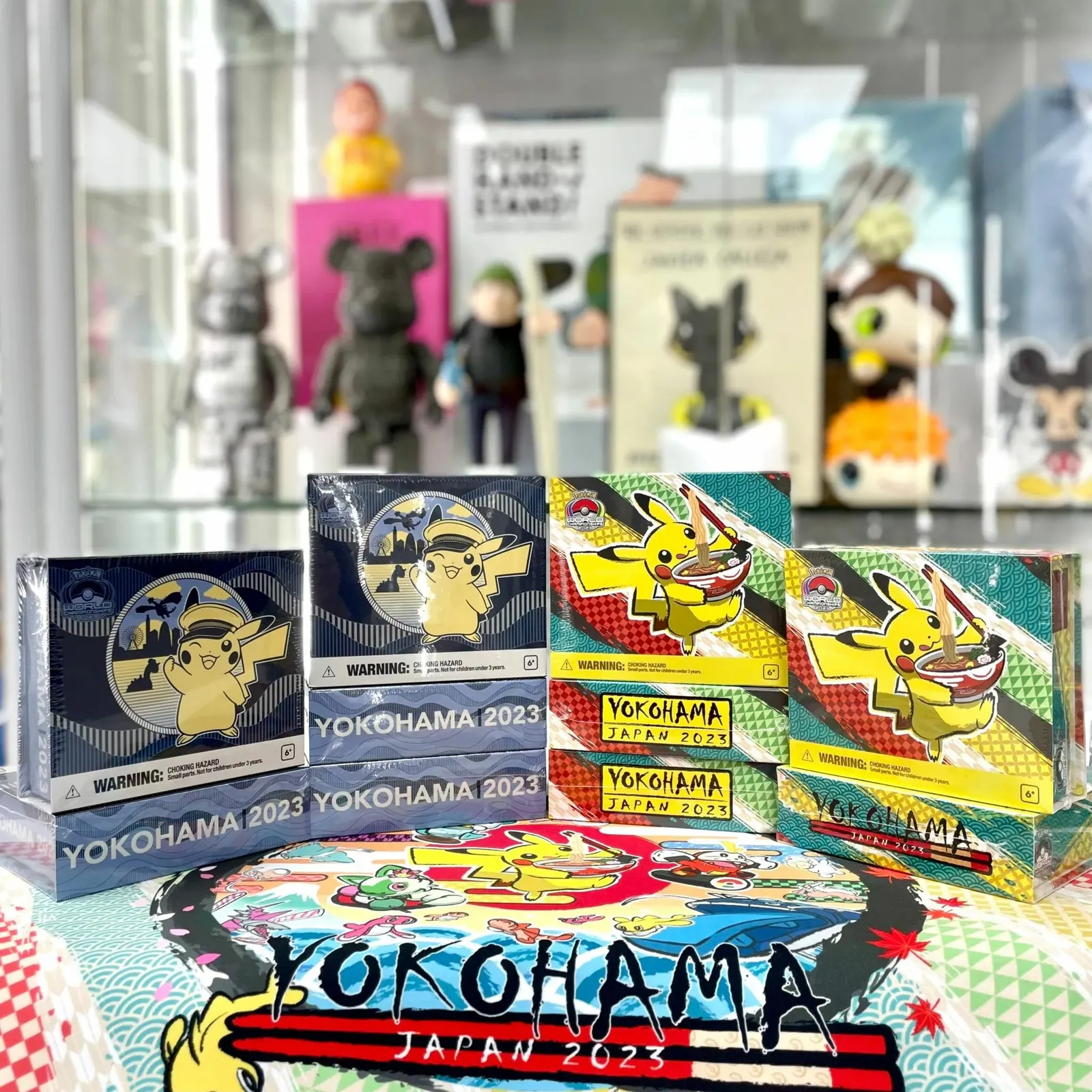 Conjunto de dos cartas Pokémon del Campeonato Mundial 2023 de Yokohama, con diseños específicos del evento.