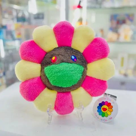 Cojín redondo de 30cm con un patrón floral intrincado en tonos marfil, rosa y marrón, colocado sobre una superficie neutra.