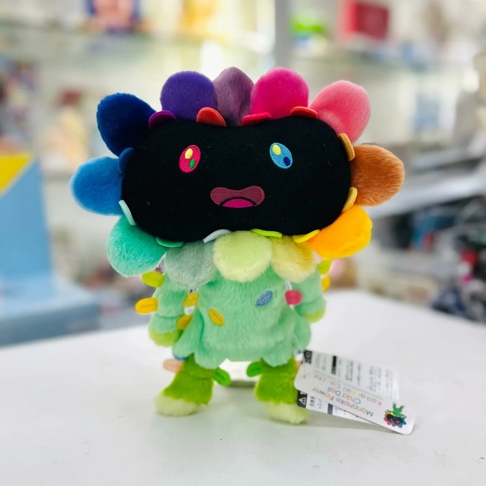 Muñeca Takashi Murakami Mononoke Flower Child, 26cm, representando un personaje estilizado con flores de colores.