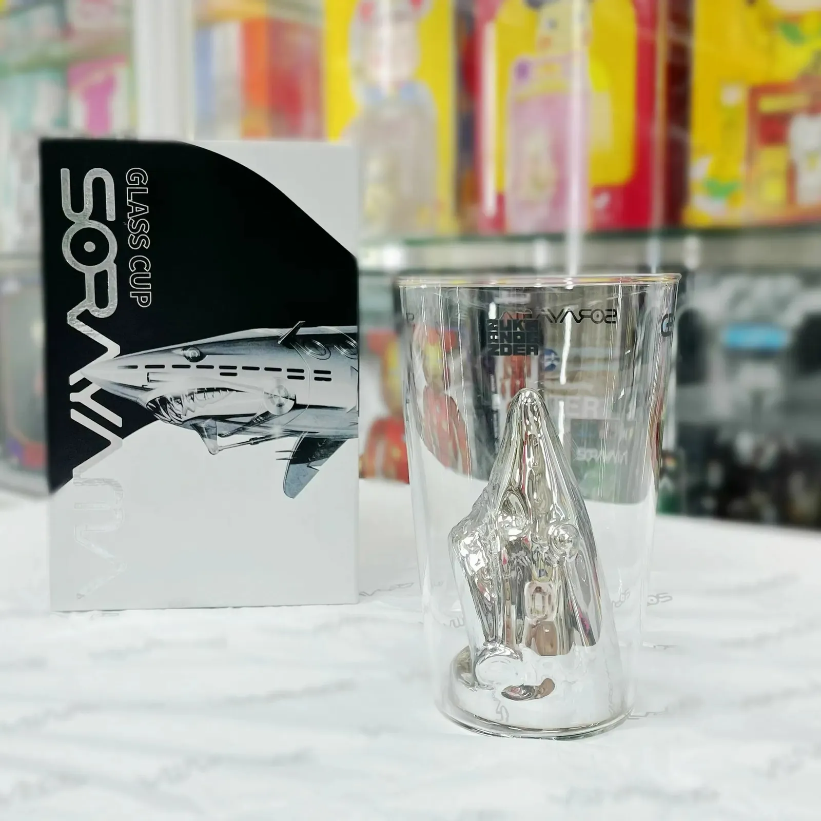 Copa de vidrio Sorayama Shark, con un detallado motivo de tiburón metálico brillante y reflejos.