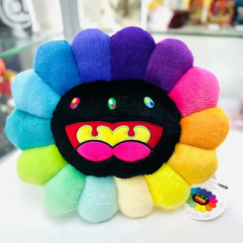 Cojín flor Mononoke de Takashi Murakami de 36 cm, con una cara sonriente central y pétalos coloridos.