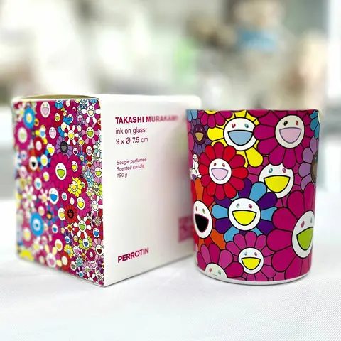 Vela perfumada rosa Perrotin x Takashi Murakami en su estuche, con motivos de flores de Murakami