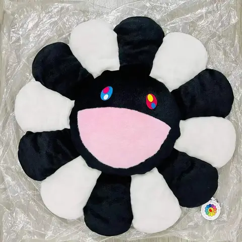 Cojín grande de Flor blanco y negro de 100cm, patrón floral artístico, sobre fondo claro.