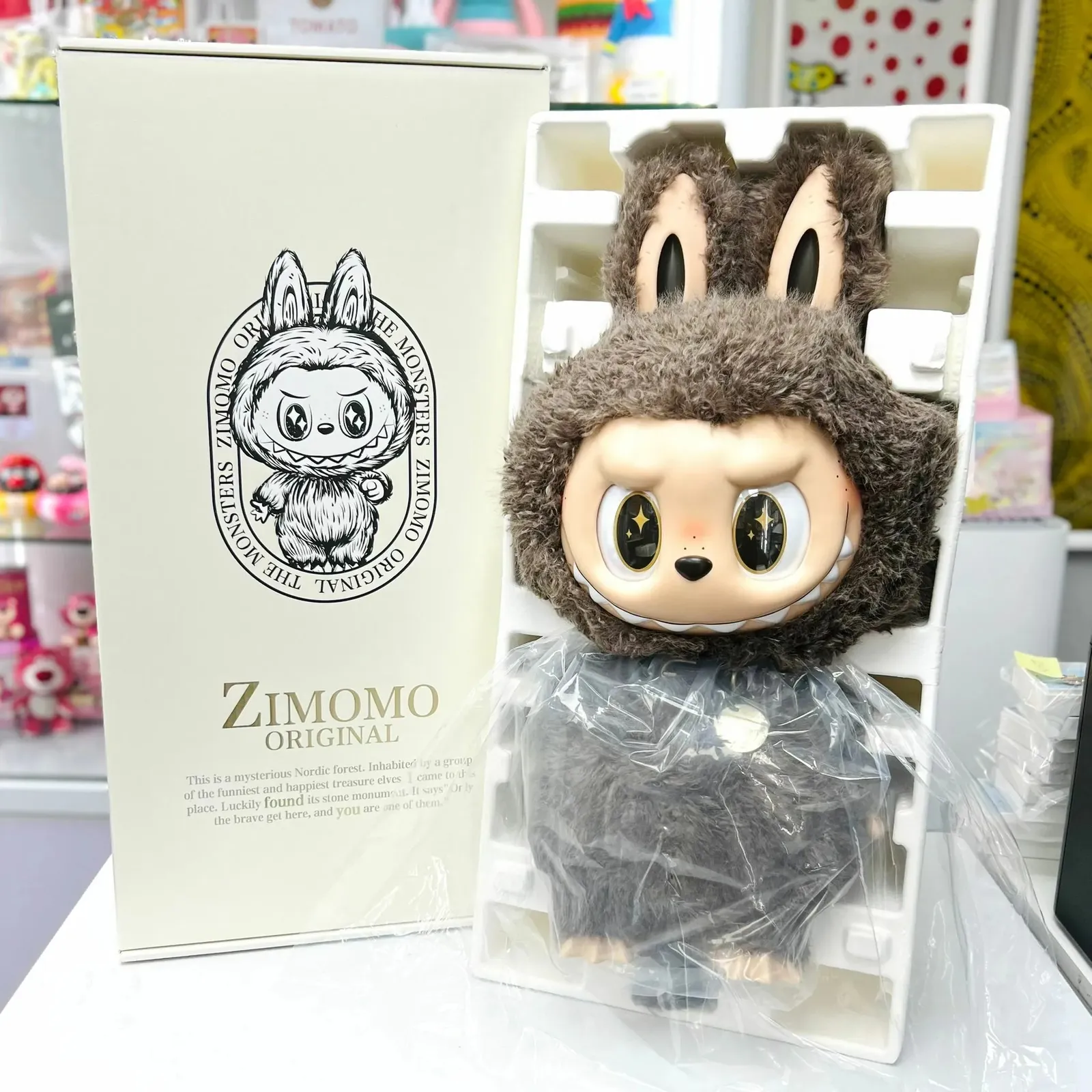 Zimomo The Monsters - I Found You Vinyl Face Doll, Kunstfigur mit einem markanten Gesicht, stehend.