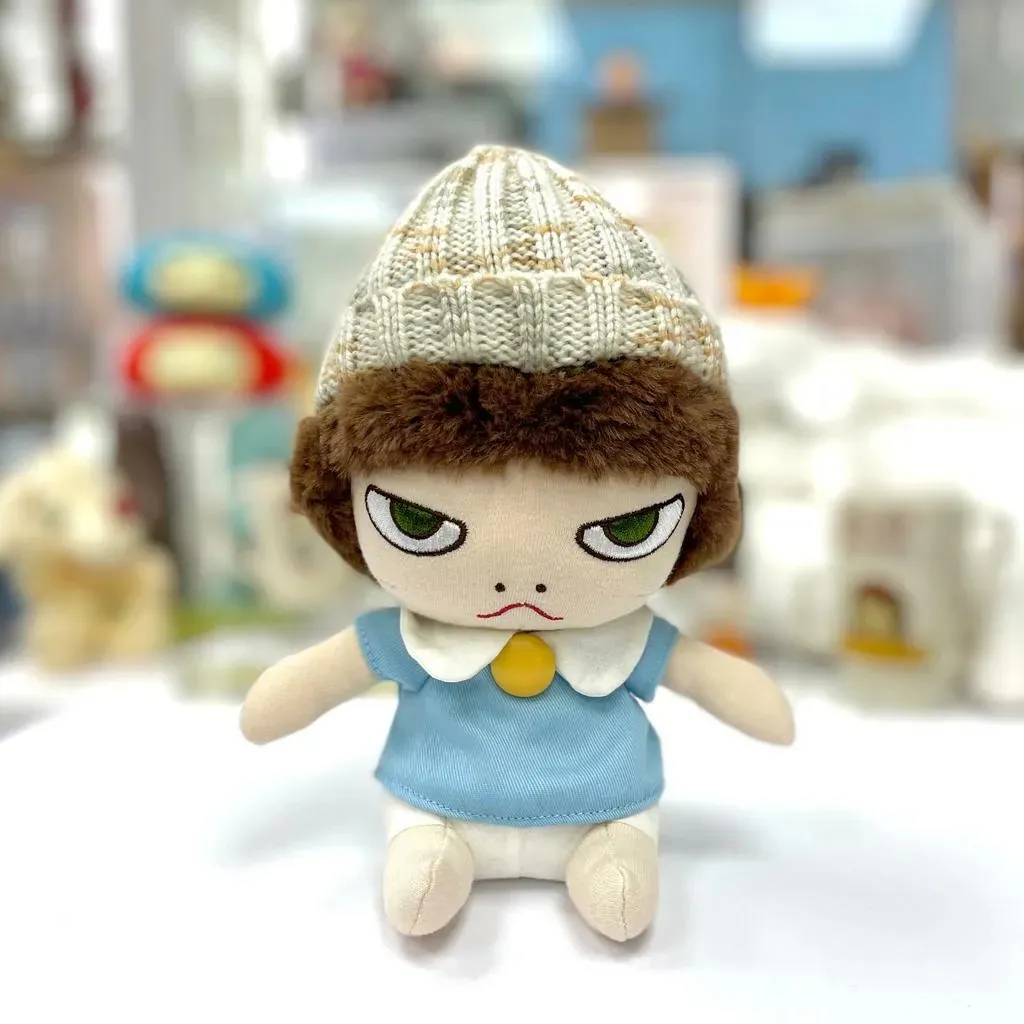 Muñeca de Peluche Niña de Yoshitomo Nara, una representación suave y distintiva del arte contemporáneo.
