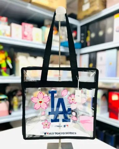 Takashi Murakami x MLB Tokyo Series Tote Bag Dodgers Blue, un bolso de tela con estampados florales