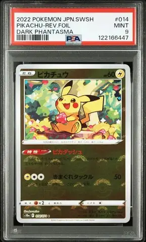 Carta Pokémon japonesa Pikachu Reverse Holo de la edición Dark Phantasma, gradada PSA 9, con su funda protectora.
