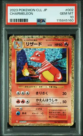 Tarjeta Pokémon japonesa de Charmander, clasificada PSA 10, con un fondo azul claro y un borde dorado.