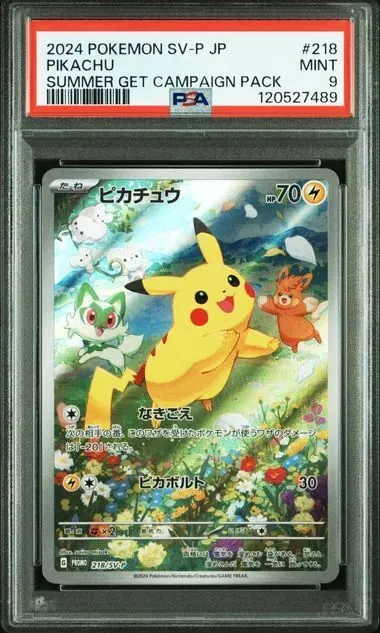Carta Pokémon japonesa Pikachu de la campaña Summer Get Pack, clasificada PSA 9, en su estuche protector.