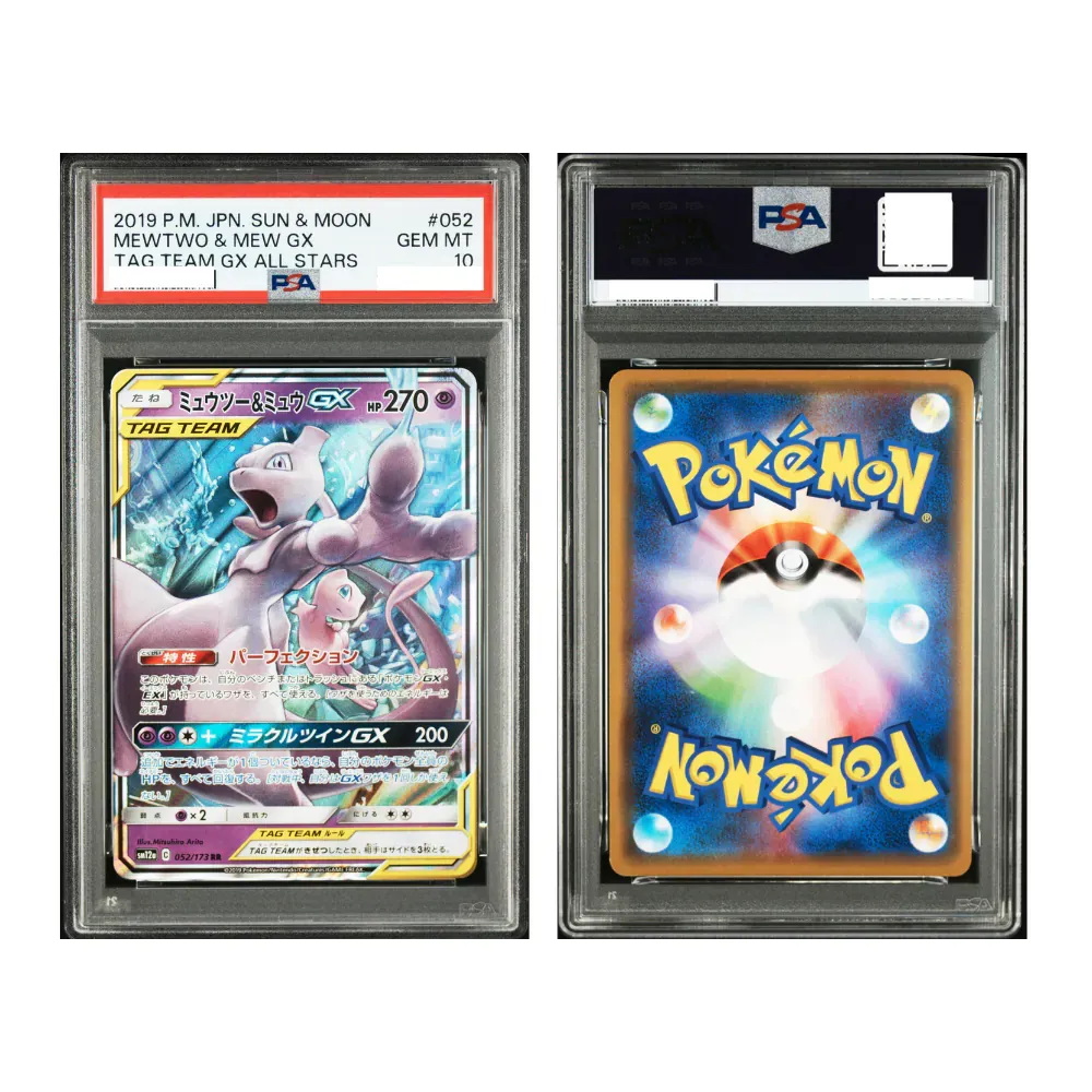 Carta Pokémon japonesa Mewtwo & Mew GX Tag Team GX All Stars calificada PSA 10 en su funda protectora.